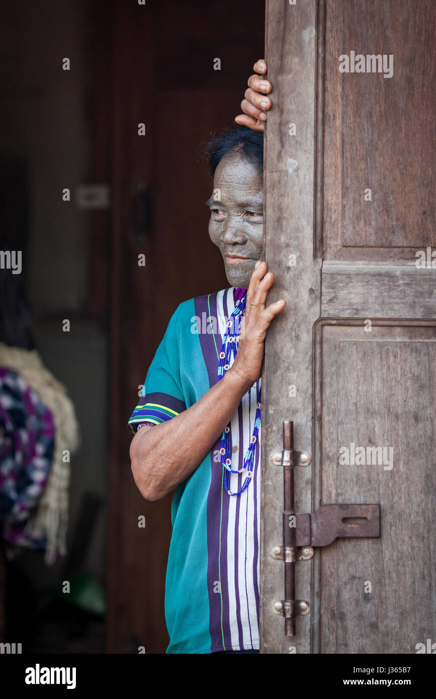 Région de menton, le Myanmar, le 11 novembre 2014 : daai tribu femme à sa porte Banque D'Images