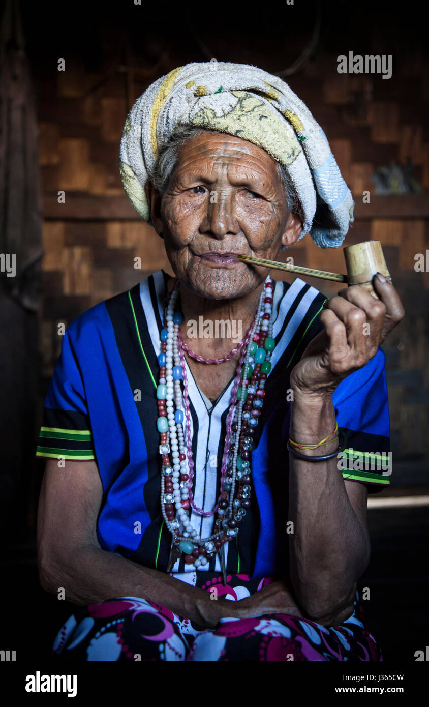 Région de menton, le Myanmar, le 11 novembre 2014 : muun tribu chin dame dans sa cuisine Banque D'Images