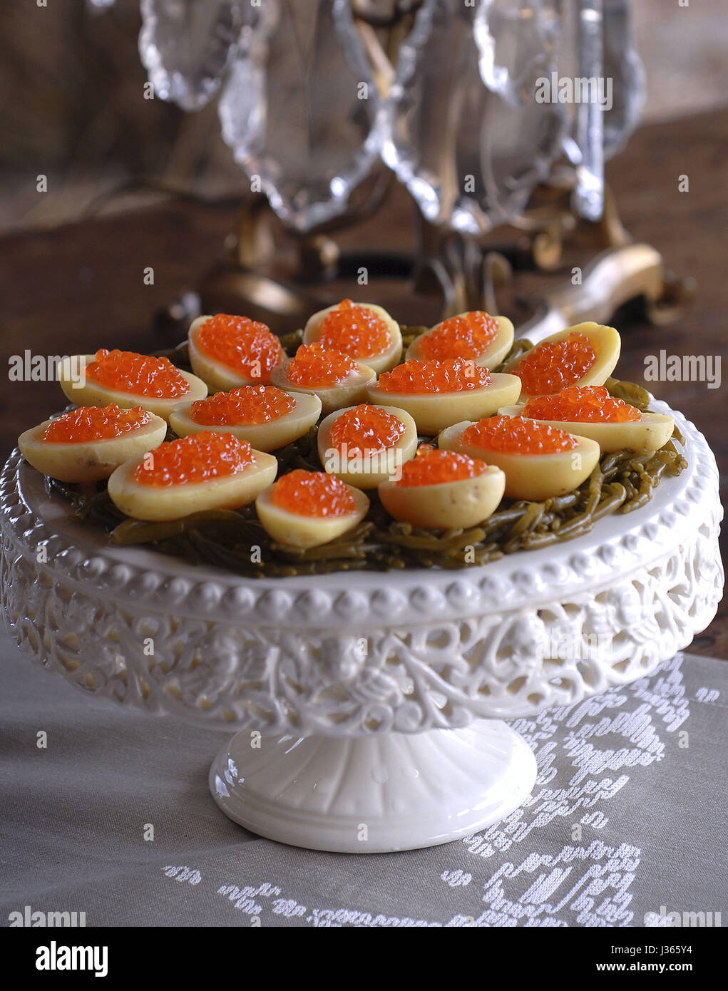 Avril, des oeufs pour le dîner : les pommes de terre avec les oeufs de truite Banque D'Images