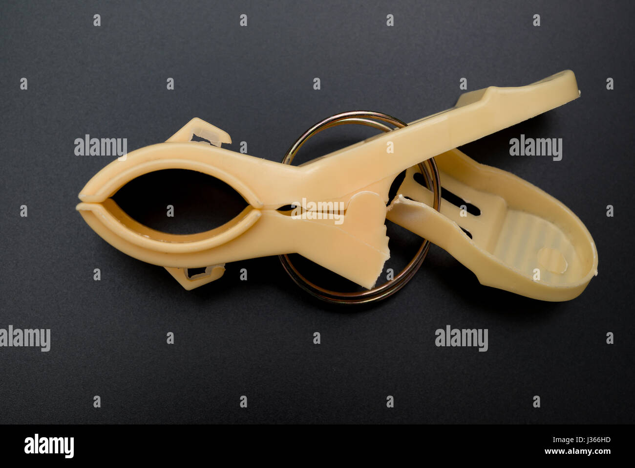 Vue supérieure de la clothespin cassé sur fond noir Banque D'Images