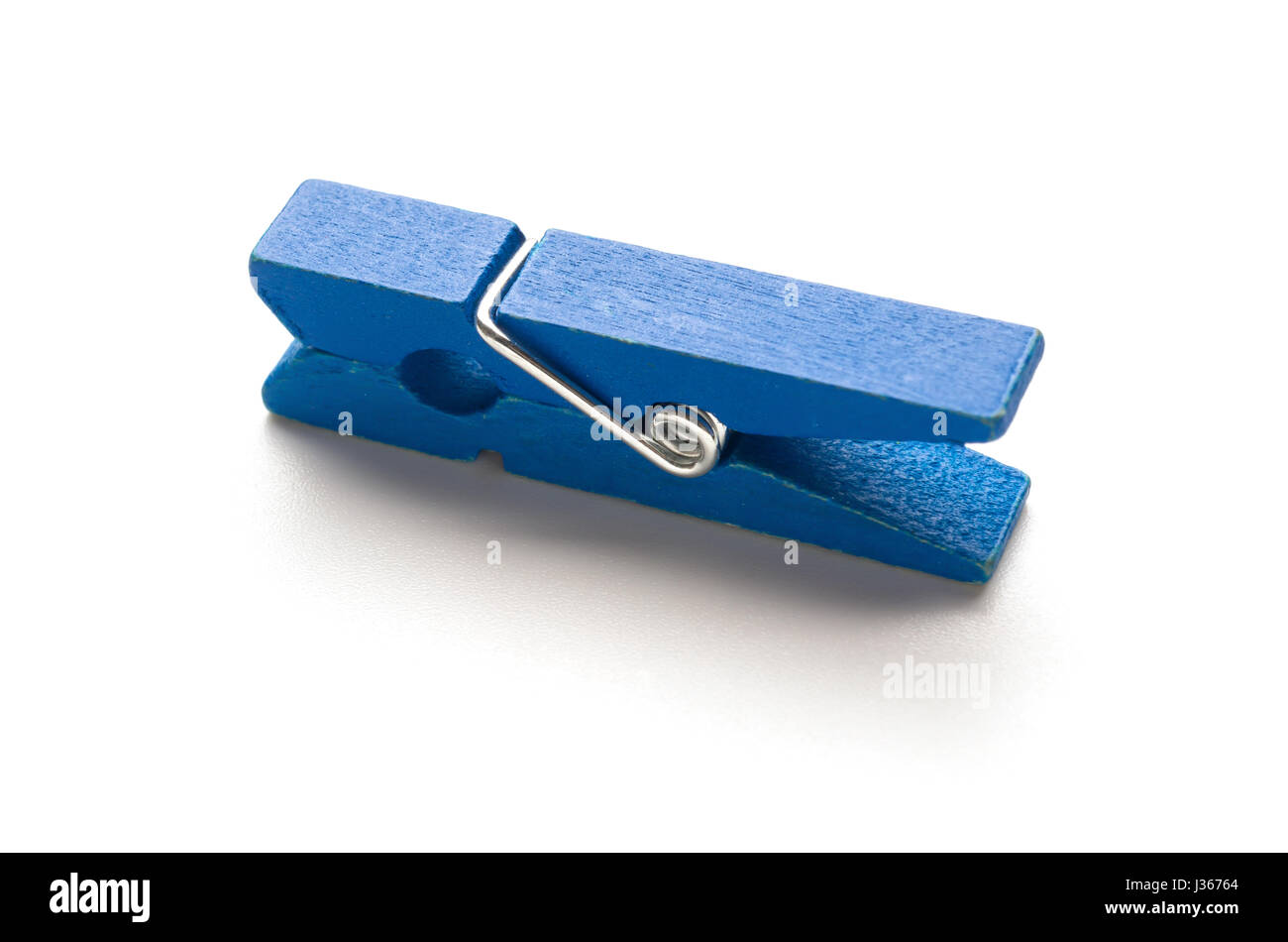 Clothespin en bois bleu sur fond blanc Banque D'Images