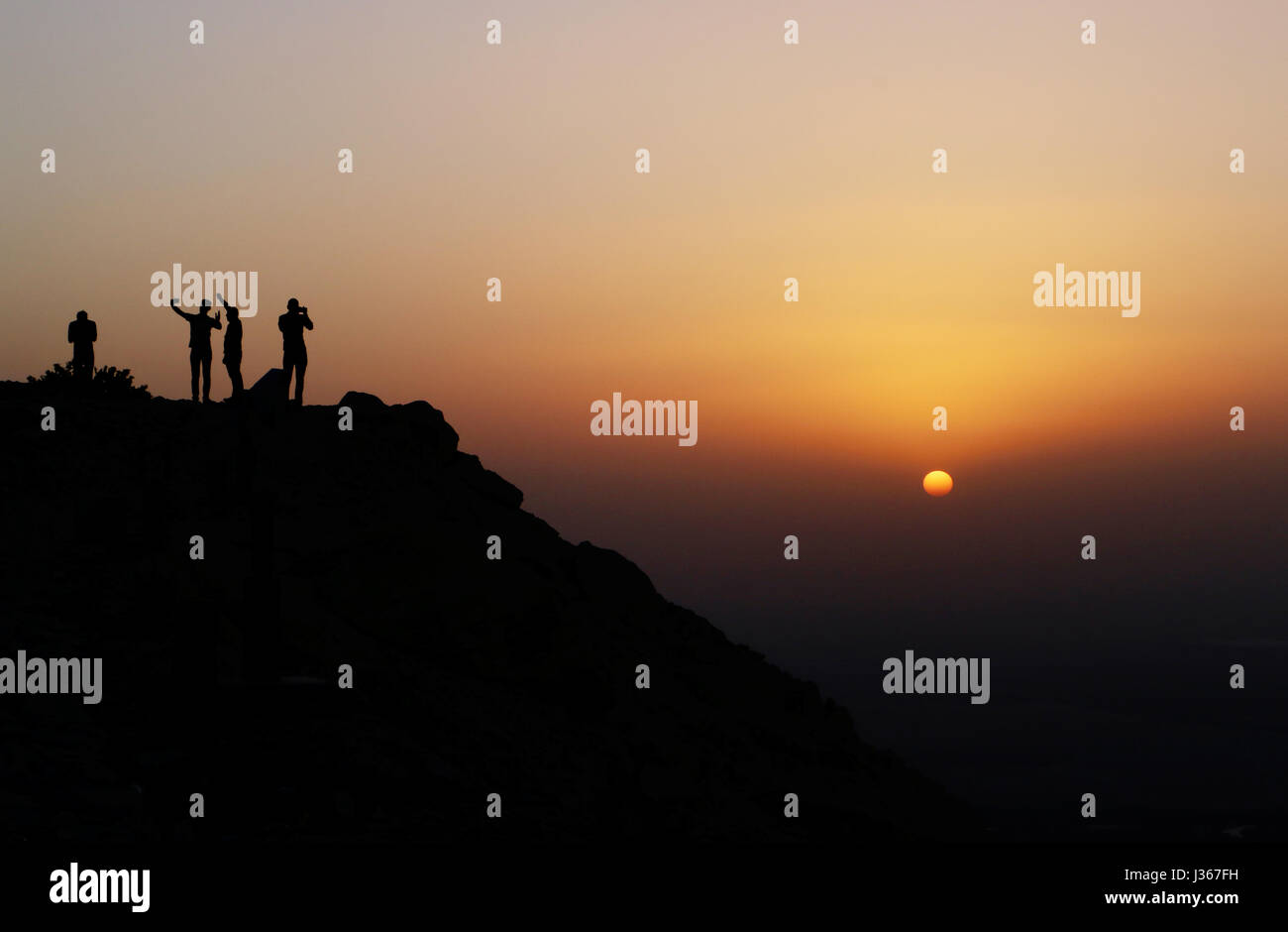Les amis de prendre selfy sur le coucher du soleil - jabal hafeet hill station à Al Ain, Abou Dhabi Banque D'Images