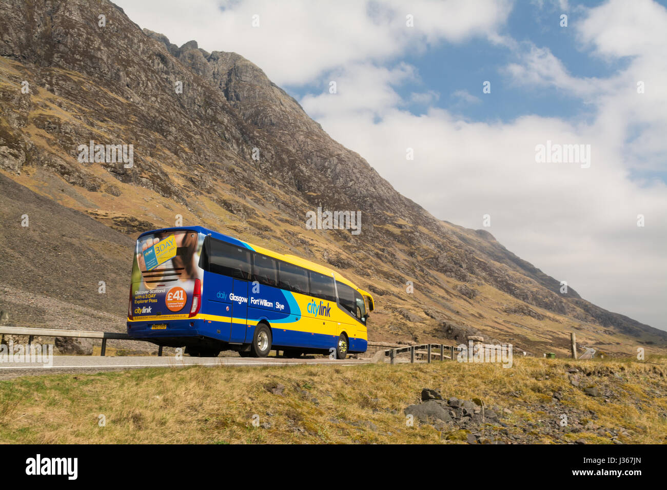 Citylink coach - Scottish Citylink voyageant à travers les Highlands écossais entre Skye et Glasgow, Écosse, Royaume-Uni Banque D'Images