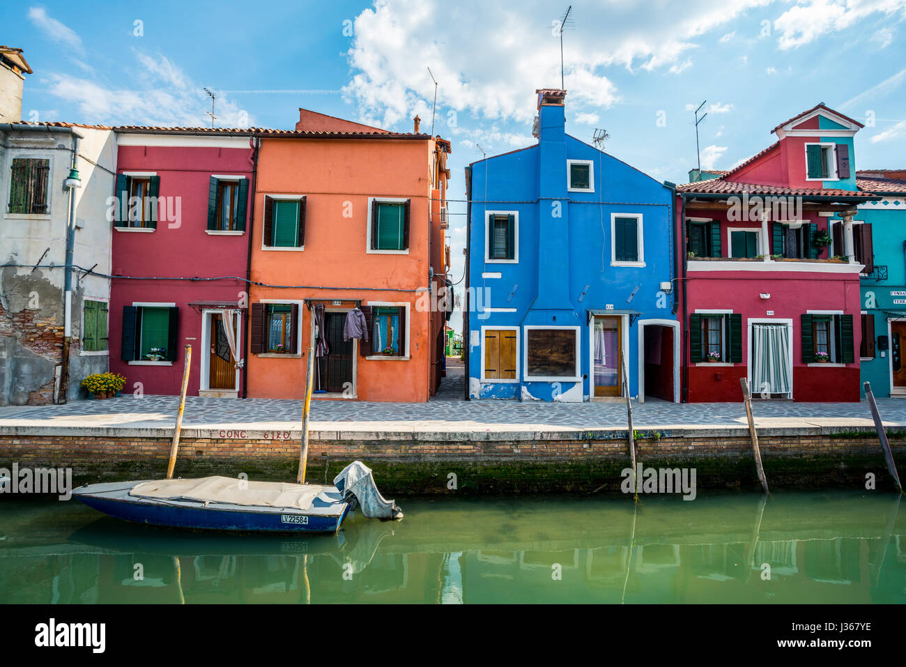 Burano, célèbre pour ses maisons de couleurs vives, dans la lagune de Venise sur une belle journée ensoleillée en Italie. Banque D'Images
