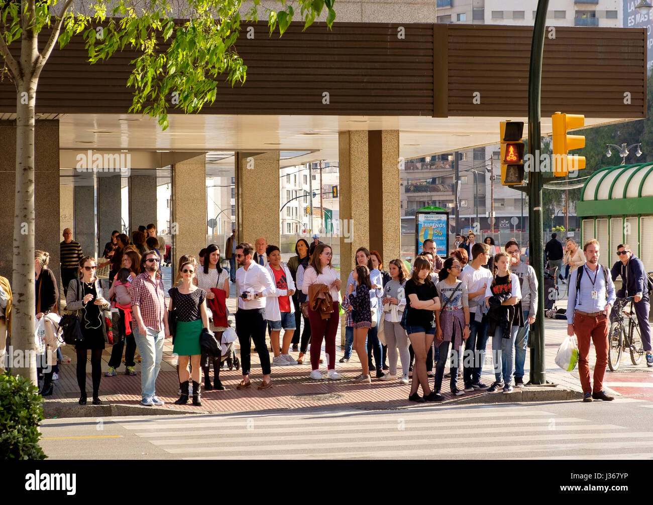Les gens sur la Calle Hilera, une rue à Malaga lors de la Semaine Sainte 2017, Andalousie, Espagne Banque D'Images