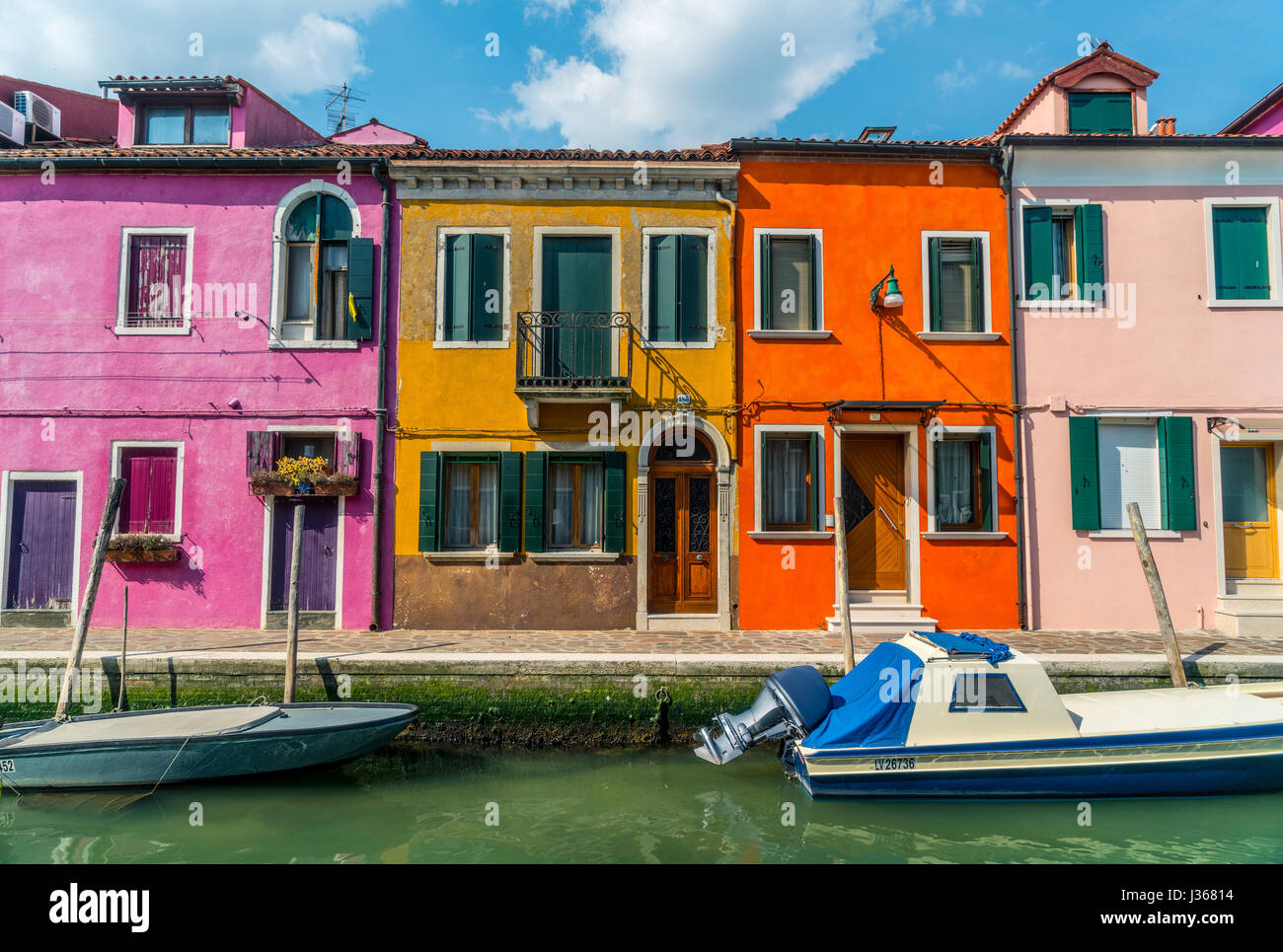 Burano, célèbre pour ses maisons de couleurs vives, dans la lagune de Venise sur une belle journée ensoleillée en Italie. Banque D'Images