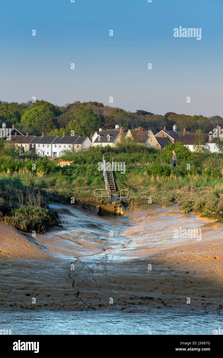 WIVENHOE PRÈS DE COLCHESTER, COMME VU DE ROWHEDGE DE L'AUTRE CÔTÉ DE LA RIVIÈRE COLNE. Banque D'Images