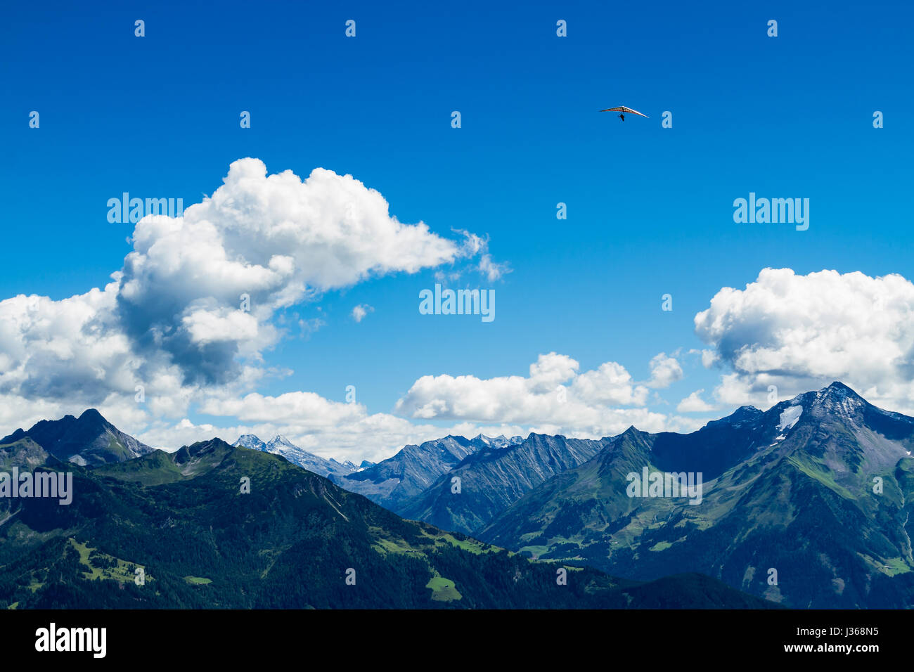 De hautes montagnes paysage avec parapente vol en planeur. Autriche, Tyrol, Zillertal Banque D'Images