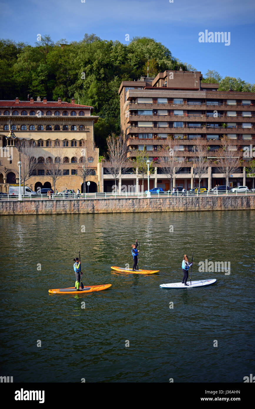 Les gens pratiquent paddle board sur Nervion, à côté du Musée Guggenheim Bilbao, conçu par l'architecte Frank Gehry, canado-américaines et situé à B Banque D'Images