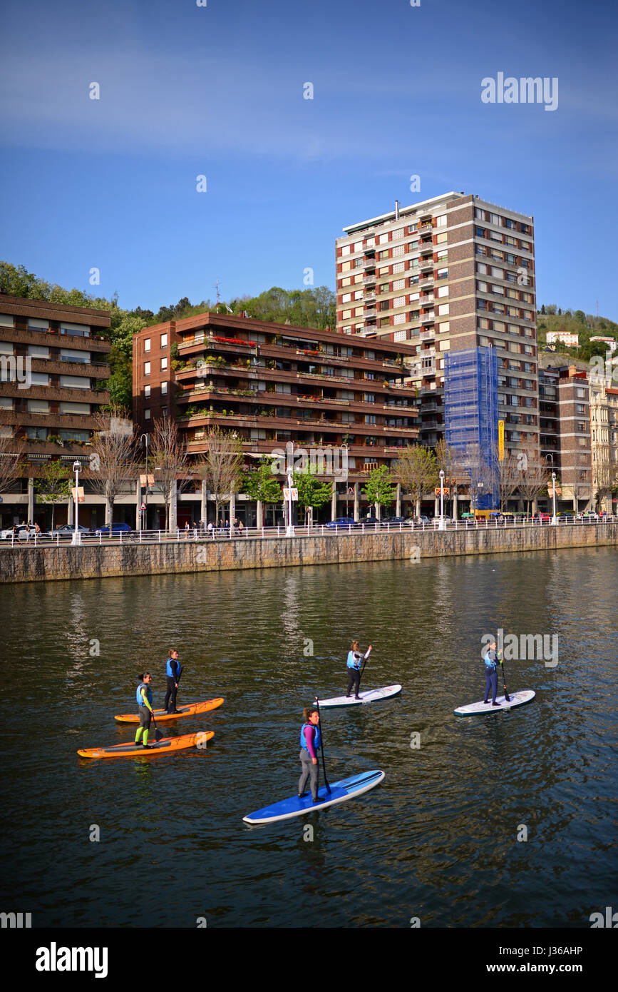 Les gens pratiquent paddle board sur Nervion, à côté du Musée Guggenheim Bilbao, conçu par l'architecte Frank Gehry, canado-américaines et situé à B Banque D'Images