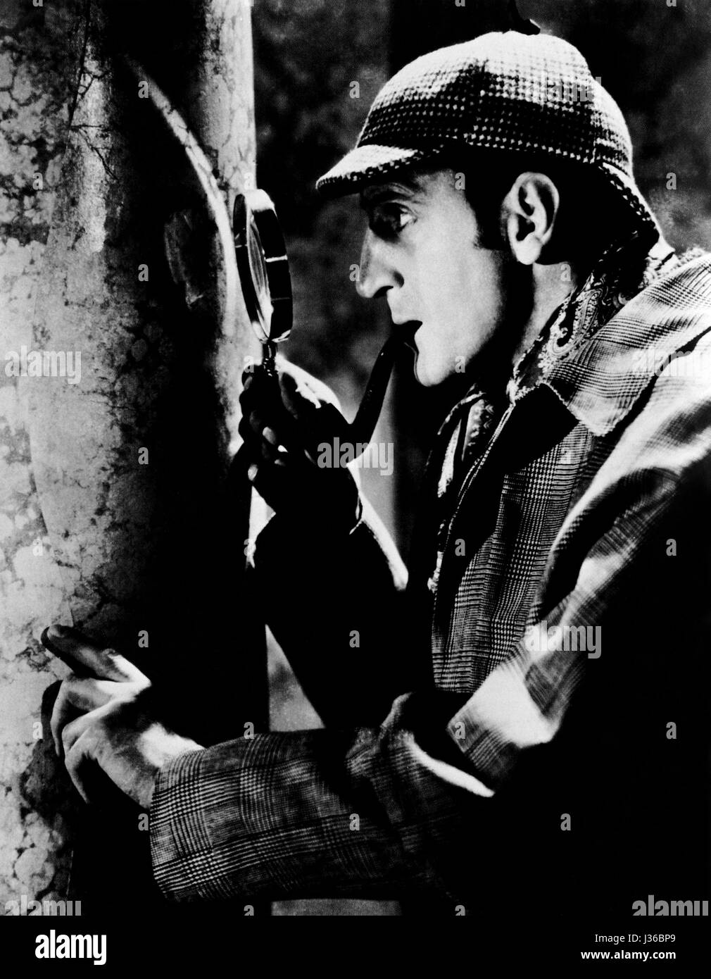 The Hound of the Baskervilles Année : 1959 - UK Réalisateur : Terence Fisher Peter Cushing. Il est interdit de reproduire la photo hors contexte de la promotion du film. Il doit être porté au crédit de l'entreprise de film et/ou le photographe attribué par ou autorisé par/admis sur l'ensemble de l'entreprise cinématographique. Limitée à un usage éditorial. Photo12 n'accorde pas le droit à l'image des personnes représentées. Banque D'Images