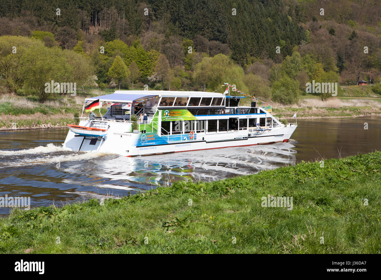 Voyage en bateau sur la rivière Weser près de Oberweser, entre Gewissenruh, Bad Pyrmont, Weser Uplands, Weserbergland, Reinhardswald, Solling, Hesse ou de la Basse-Saxe Banque D'Images