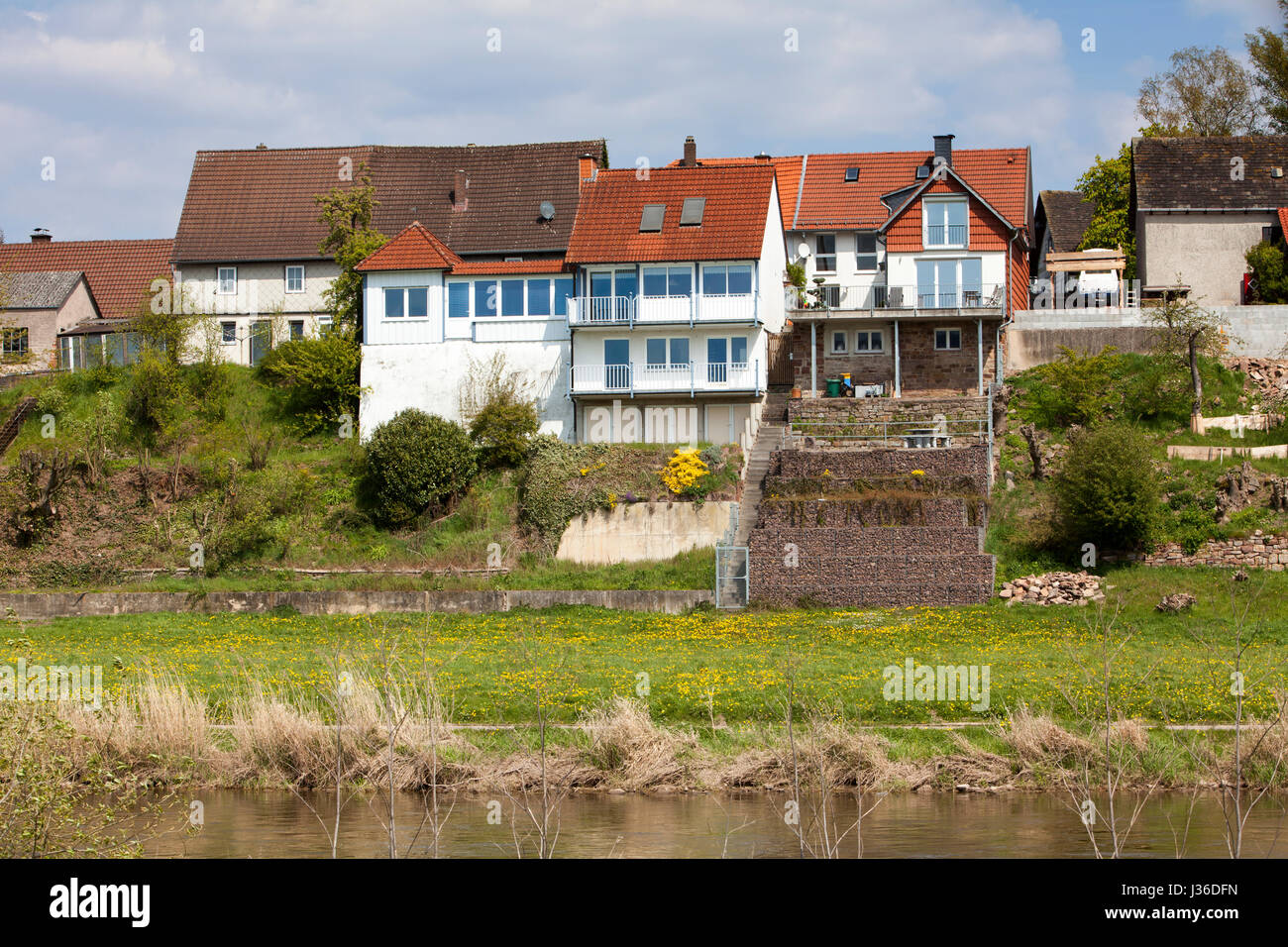 L'arrière de la maison sur les rives du fleuve Weser, Bodenfelde, district de Northeim, Basse-Saxe, Allemagne Banque D'Images