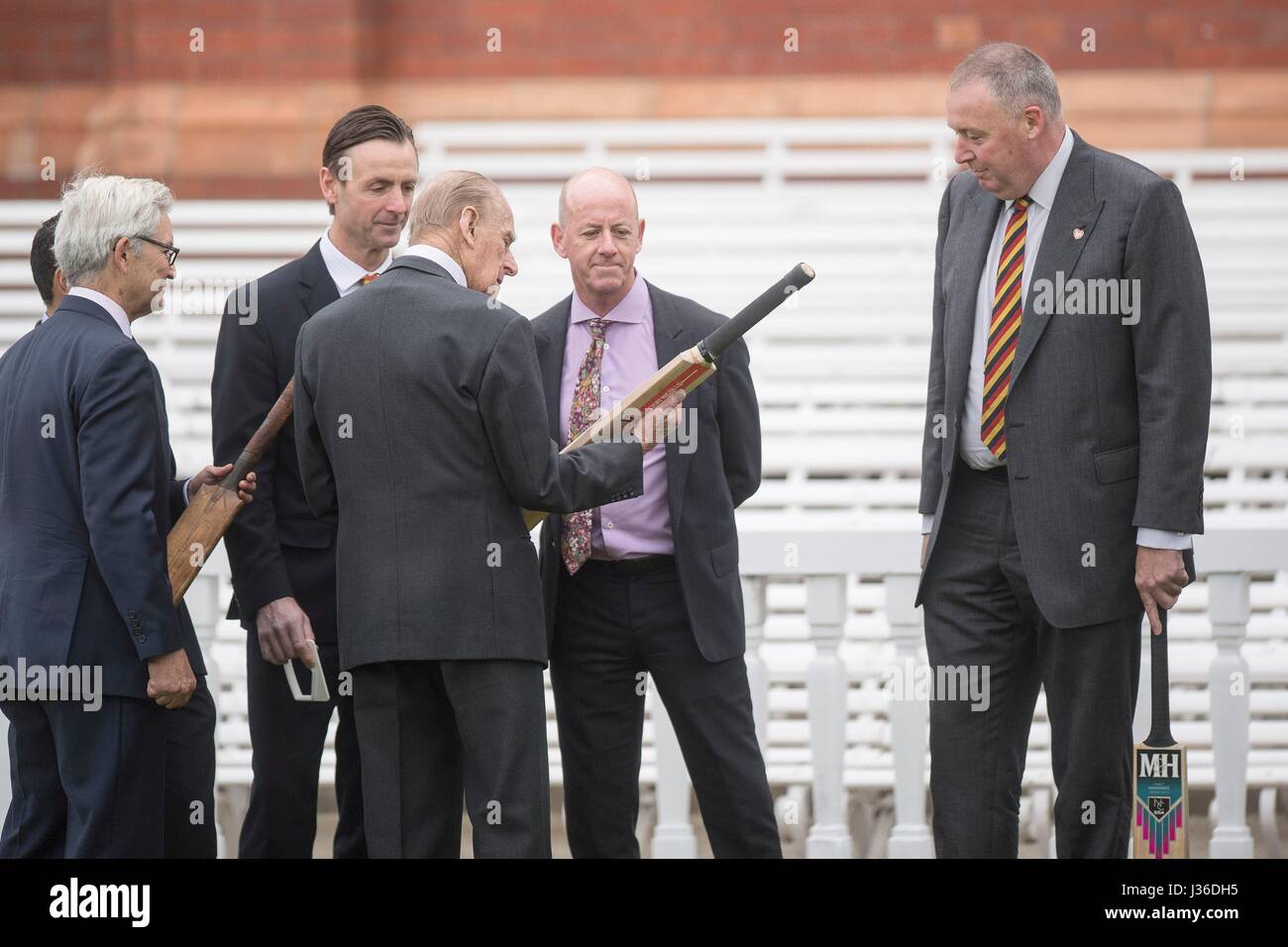 Le duc d'Édimbourg (troisième à droite) apparaît un certain nombre de chauves-souris par Simon Hughes journaliste cricket (deuxième à droite), et l'ancien joueur de cricket Angleterre Angus Fraser (à droite), lors d'une visite à Lord's Cricket Ground à Londres, où il a ouvert le site sportif de neuf stand Warner. Banque D'Images