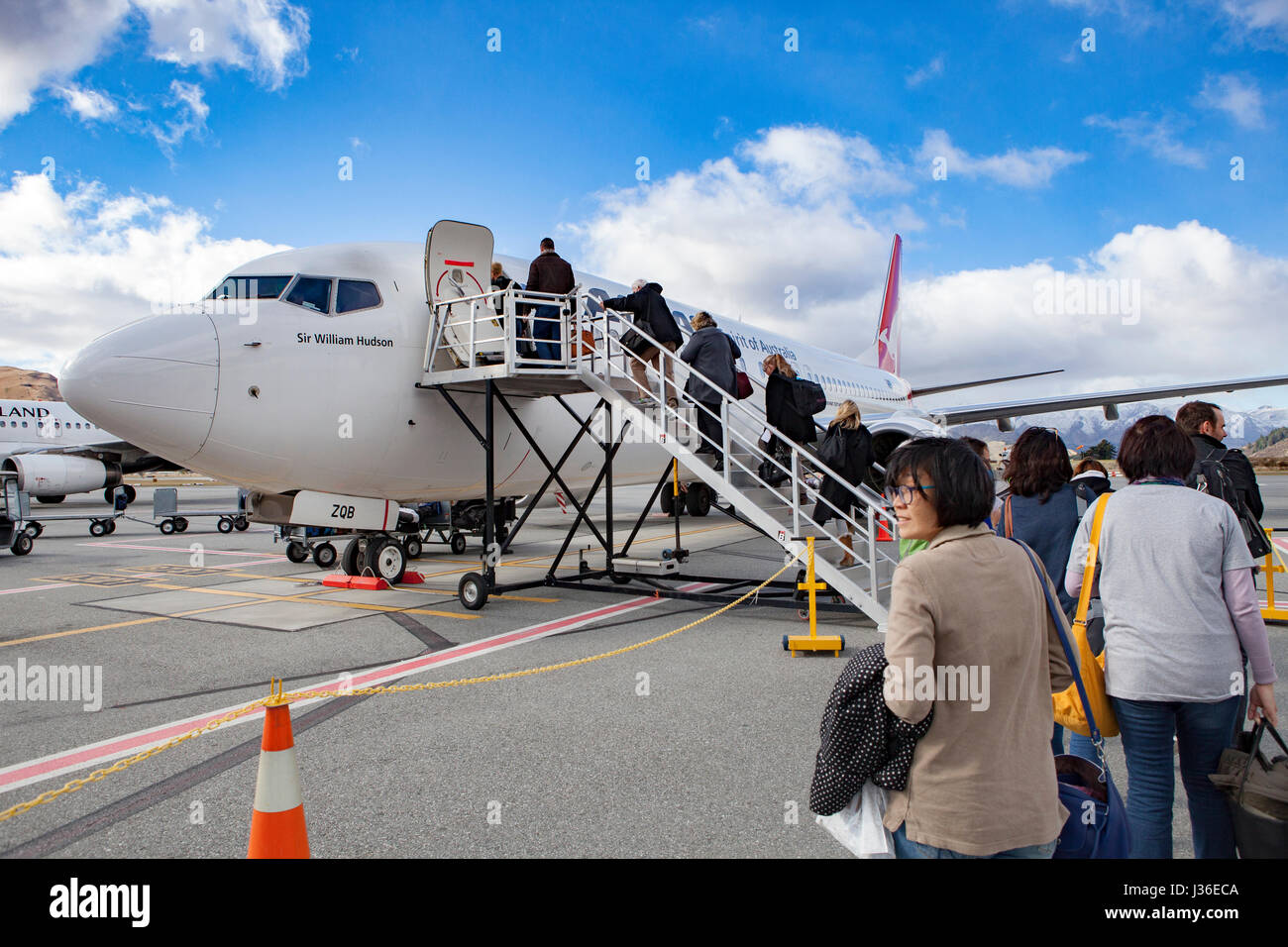QUEENSTOWN NOUVELLE ZELANDE - 6 SEPTEMBRE : Préparation de vol par la compagnie aérienne Qantas à Sydney à l'aéroport de Queenstown le 6 septembre 2015 dans Queensto Banque D'Images