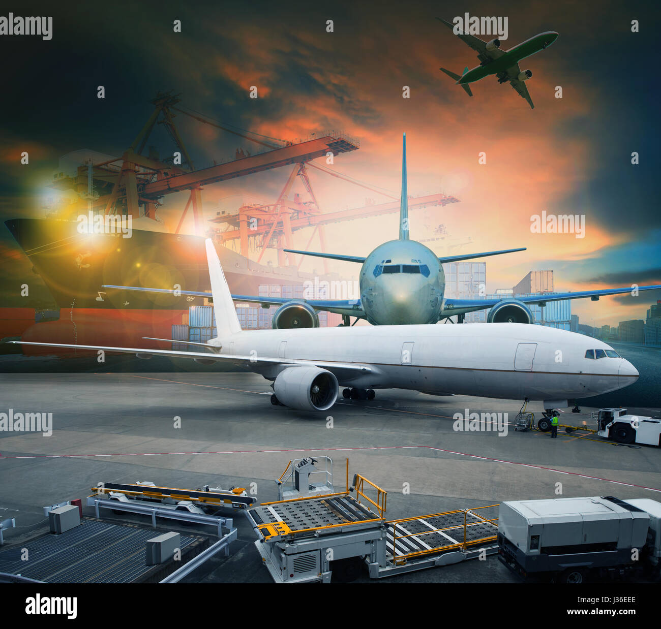 Fret aérien et du fret des marchandises en avion aéroport de chargement de conteneurs pour le transport de l'utilisation de stationnement et transport aérien logistique industrielle Banque D'Images