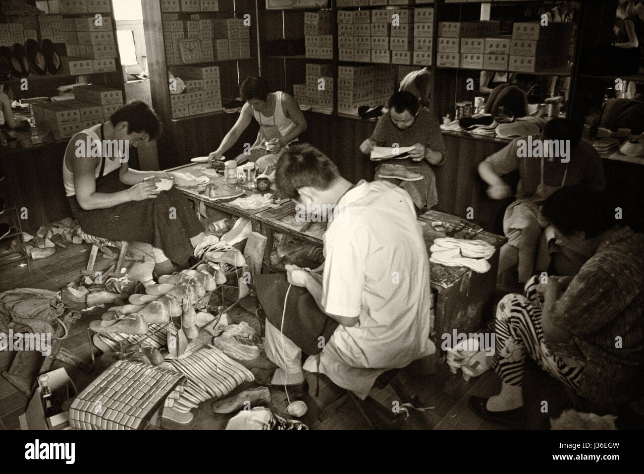 La fabrication de chaussures Pingyao,central dans la province du Shanxi en Chine.L'intérieur d'une petite usine Banque D'Images