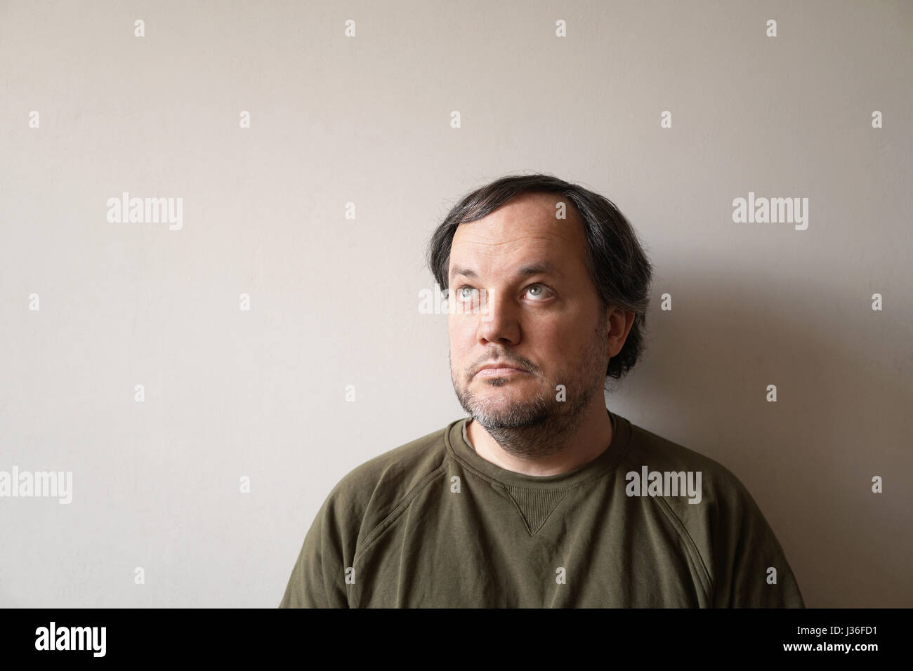 Middle aged man looking up Banque D'Images
