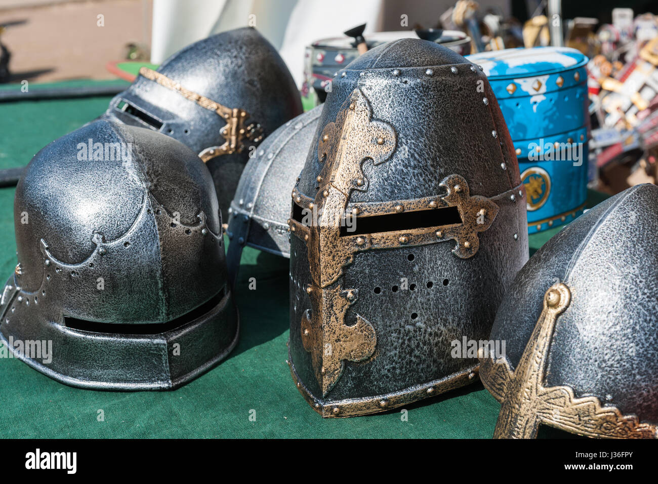 Les casques de fer de l'armure de chevalier sur l'affichage pour la vente à une fête médiévale. Personne autour. Banque D'Images