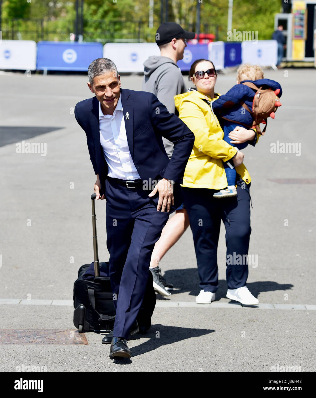 Brighton manager chris hughton arrive pour le ciel parier match de championnat entre Brighton et Hove Albion et de la ville de Bristol à l'american express community stadium à Brighton et Hove. Le 29 avril 2017. Banque D'Images