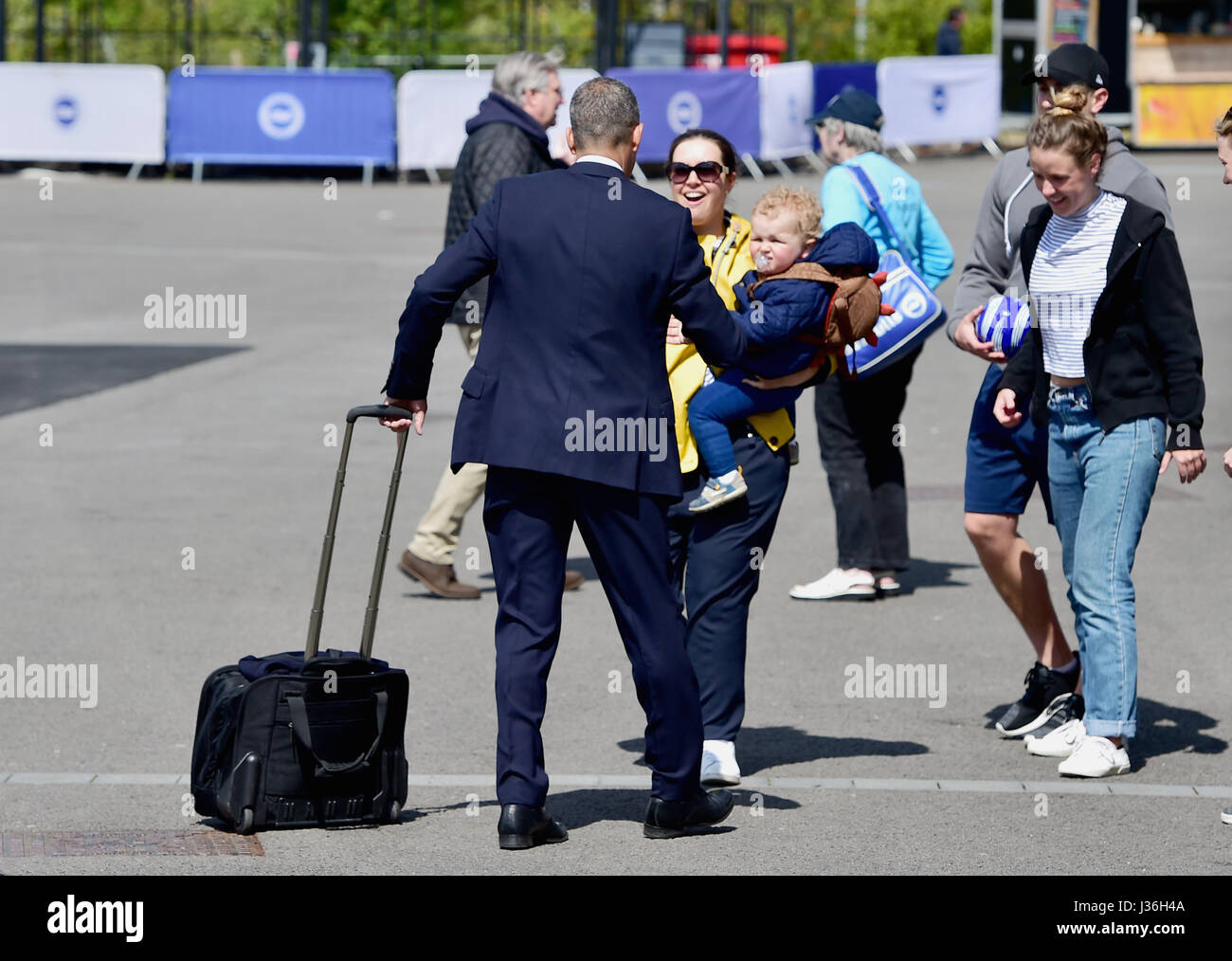 Chris Hughton Brighton manager répond aux fans comme il arrive pour le ciel parier match de championnat entre Brighton et Hove Albion et de la ville de Bristol à l'American Express Community Stadium à Brighton et Hove. Le 29 avril 2017. Simon Dack / Images téléobjectif Banque D'Images