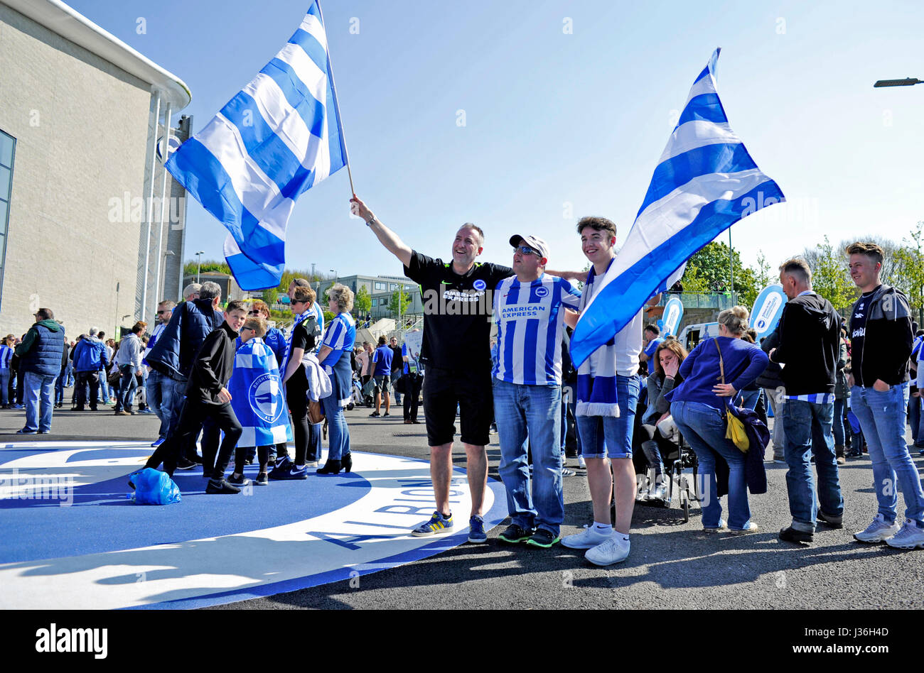 Brighton fans avant le match de championnat entre Sky Bet Brighton et Hove Albion et de la ville de Bristol à l'American Express Community Stadium à Brighton et Hove. Le 29 avril 2017. Simon Dack /  +44 7967 642437 des photos au téléobjectif Banque D'Images
