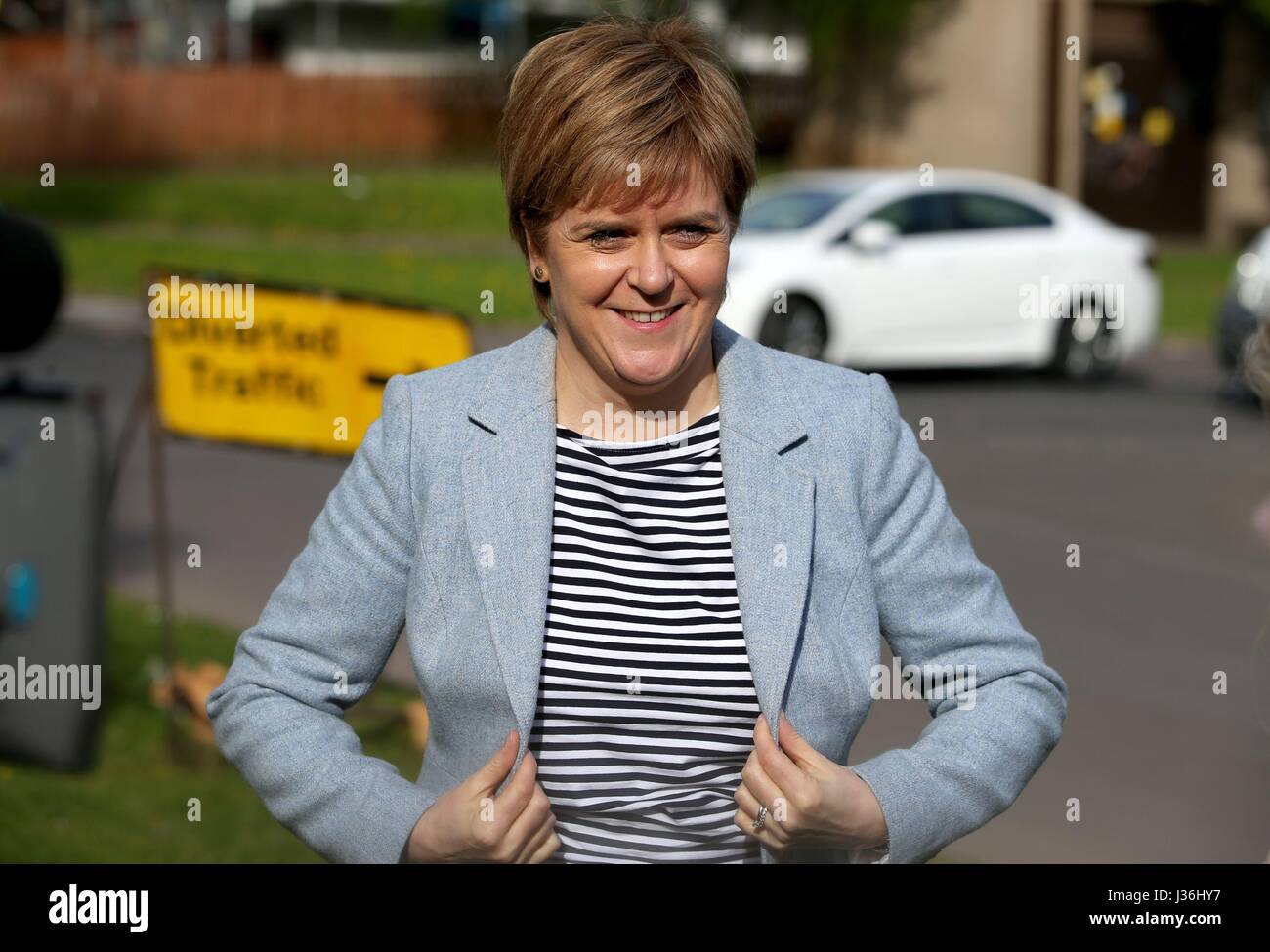 Premier ministre et leader du SNP Nicola Sturgeon campagne en Toryglen, Glasgow, avant l'élection du conseil de jeudi. Banque D'Images