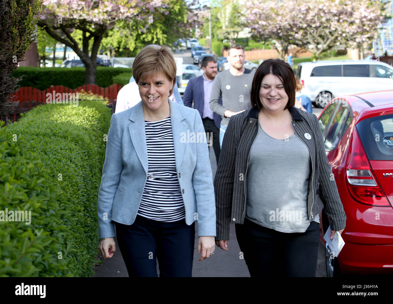 Premier ministre et leader Nicola Sturgeon SNP SNP avec Glasgow Chef de groupe Susan Aitken (droite) comme ils en campagne Toryglen, Glasgow, avant l'élection du conseil de jeudi. Banque D'Images