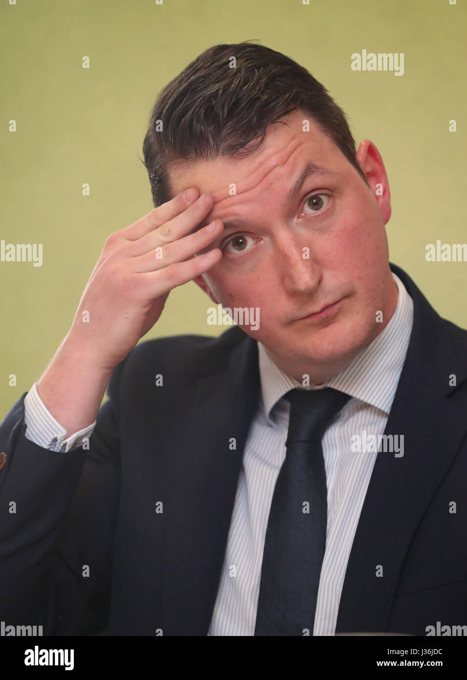 John Finucane, fils de l'assassiné solliciteur Pat Finucane, apparaît à une élection convention dans Belfast après qu'il a été annoncé que son groupe est un candidat pour le Nord Belfast dans les prochaines élections de Westminster. Banque D'Images