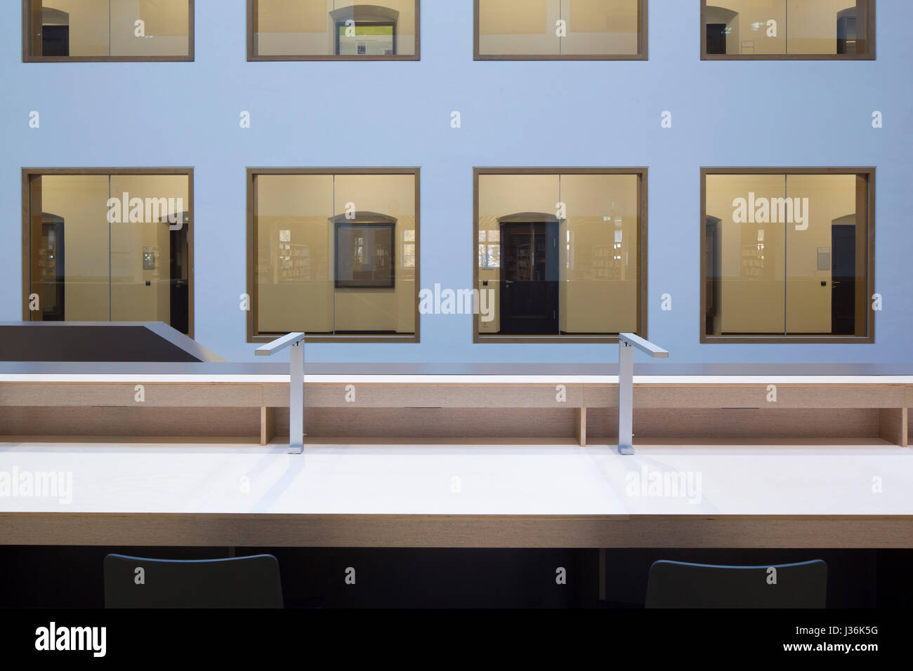 Espace de lecture en mezzanine. Haus der Bildung - Bibliothèque Municipale Bonn, Bonn, Allemagne. Architecte : kleyer.koblitz.letzel.freivogel.architekten, 2015. Banque D'Images