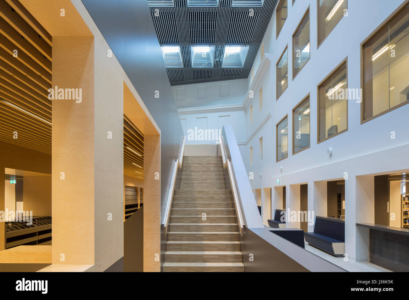 Lit à baldaquin en escalier cour centrale. Haus der Bildung - Bibliothèque Municipale Bonn, Bonn, Allemagne. Architecte : kleyer.koblitz.letzel.freivogel.architek Banque D'Images