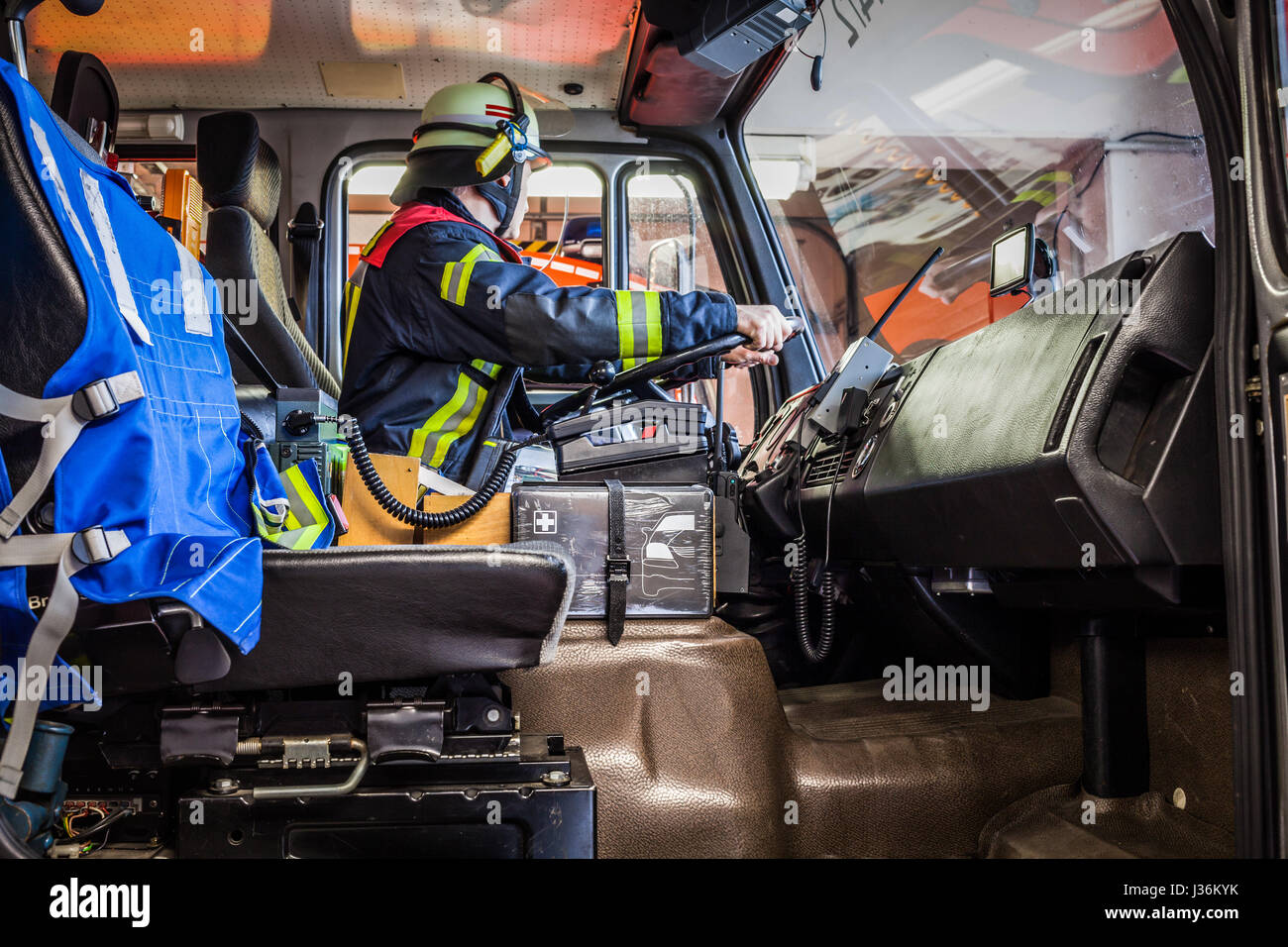 Les lecteurs d'un véhicule d'urgence pompier avec communication vue intérieure - HDR Banque D'Images