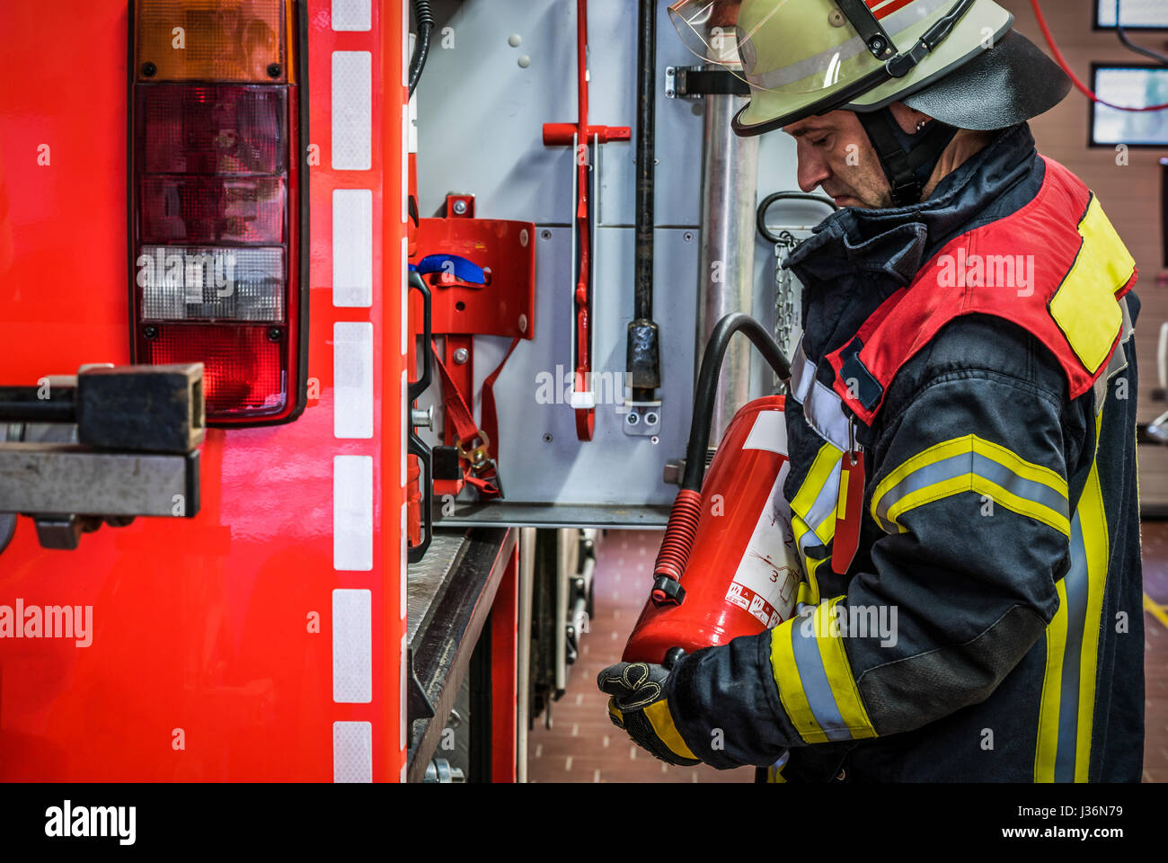 Pompier en action avec un extincteur professionnel - HDR Banque D'Images