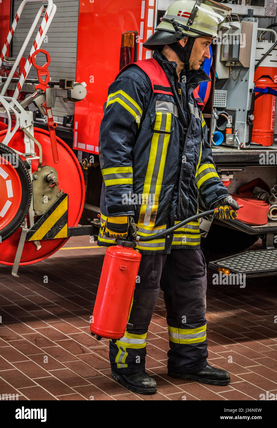 Pompier en action avec un extincteur professionnel - HDR Banque D'Images