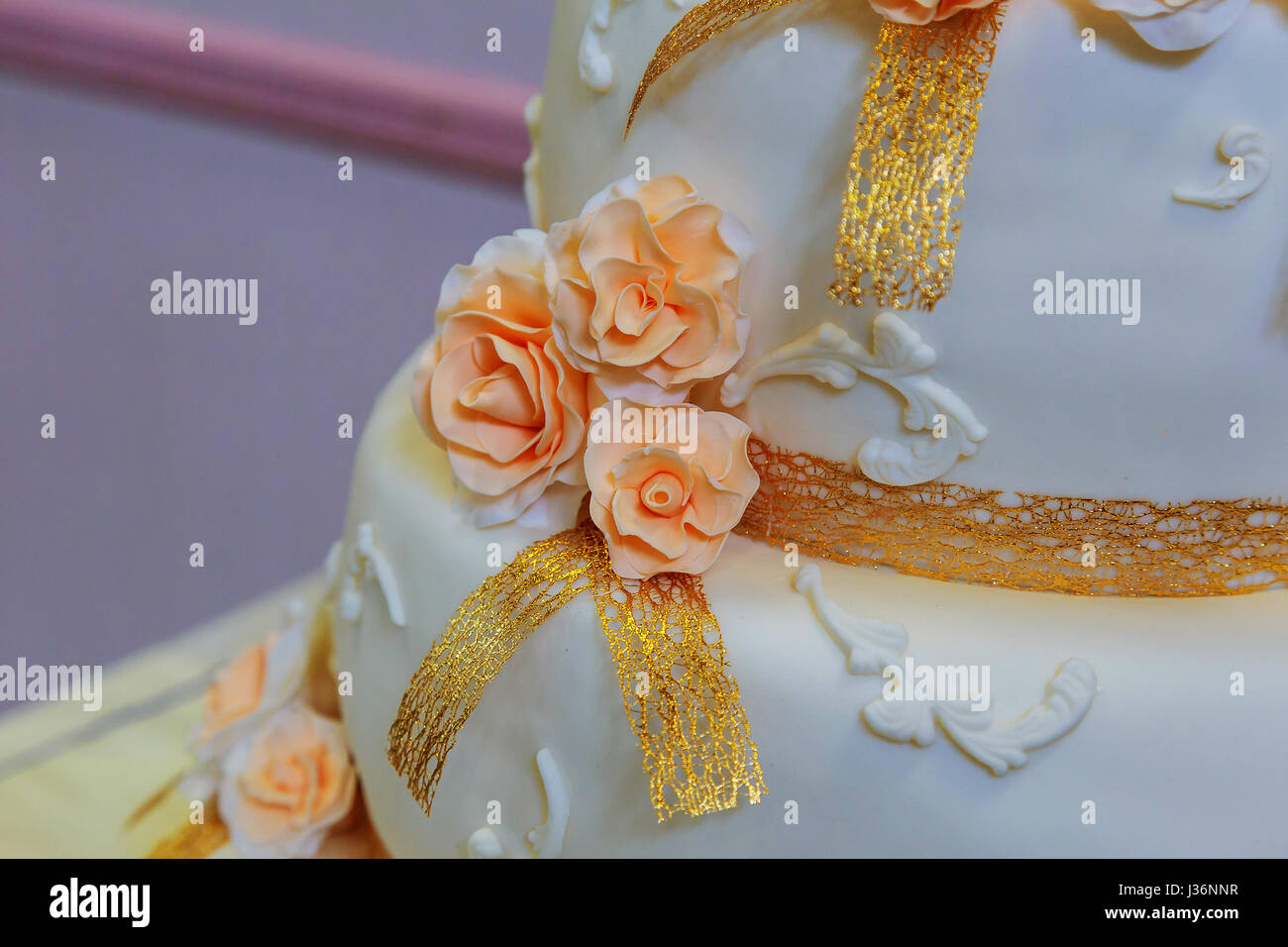 Mariage en blanc, crème, de l'alimentation traditionnelle élégante rose Cake Banque D'Images