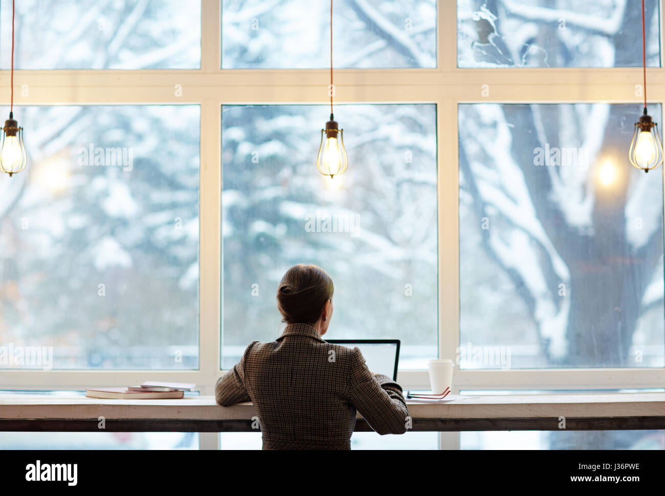 Travaillant dans un café avec vue pittoresque Banque D'Images