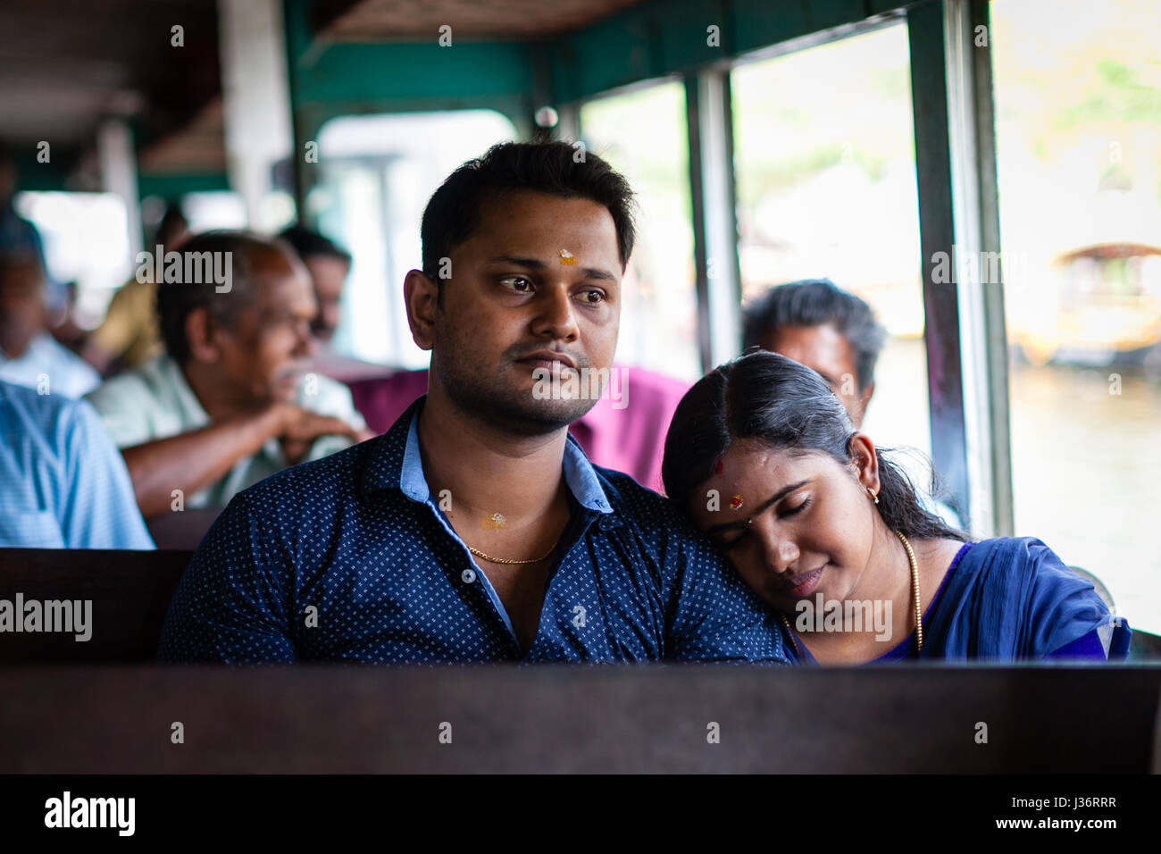 Une dame dort sur l'épaule de son mari, train sur les backwaters, Alleppey, Kerala Banque D'Images