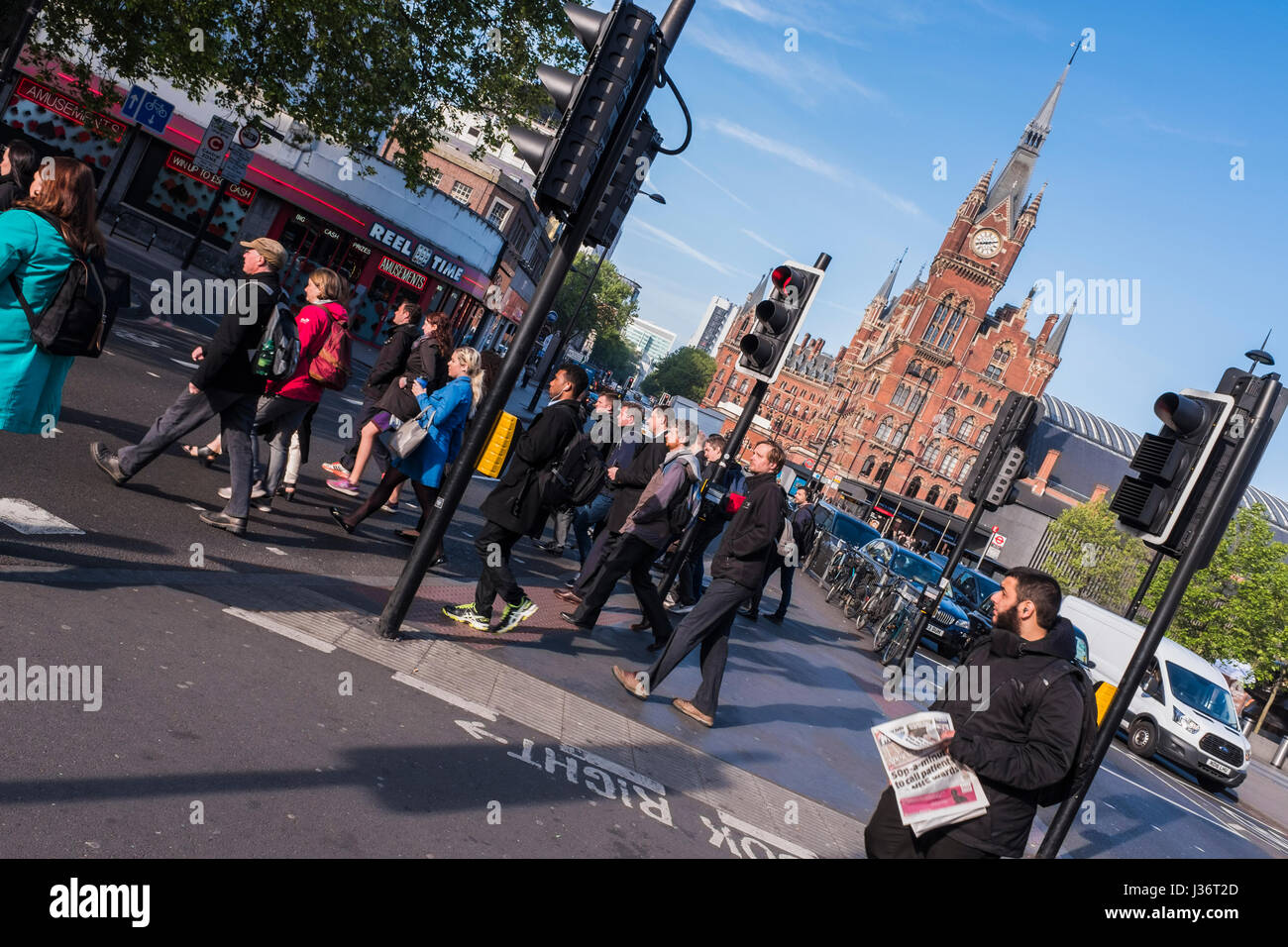 Les personnes qui traversent Euston Road après la sortie de la gare de King's Cross le matin, Londres, Angleterre, Royaume-Uni Banque D'Images