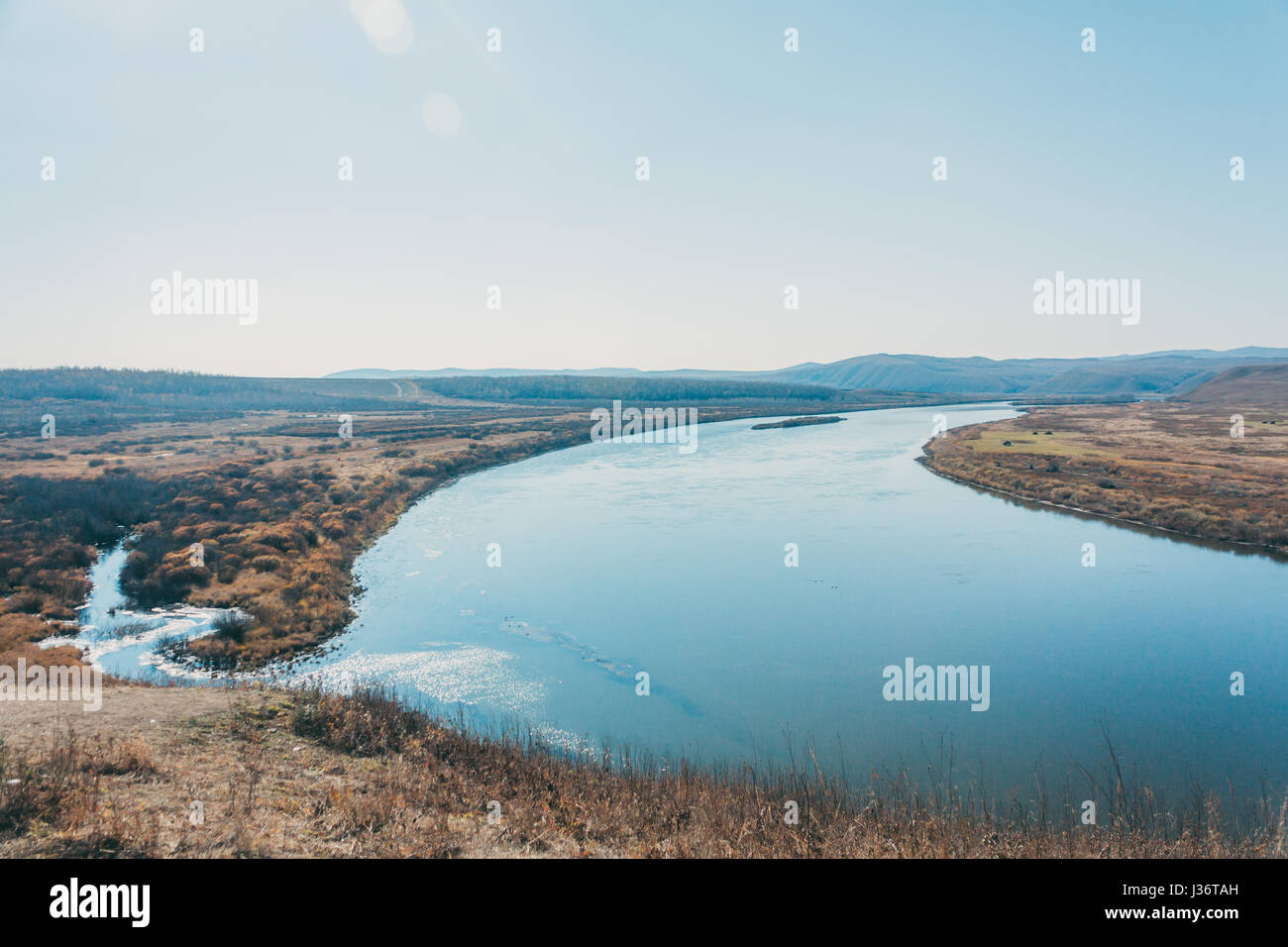 Un paysage de montagne avec une rivière, lac en forêt en Mongolie Intérieure Linyi Banque D'Images