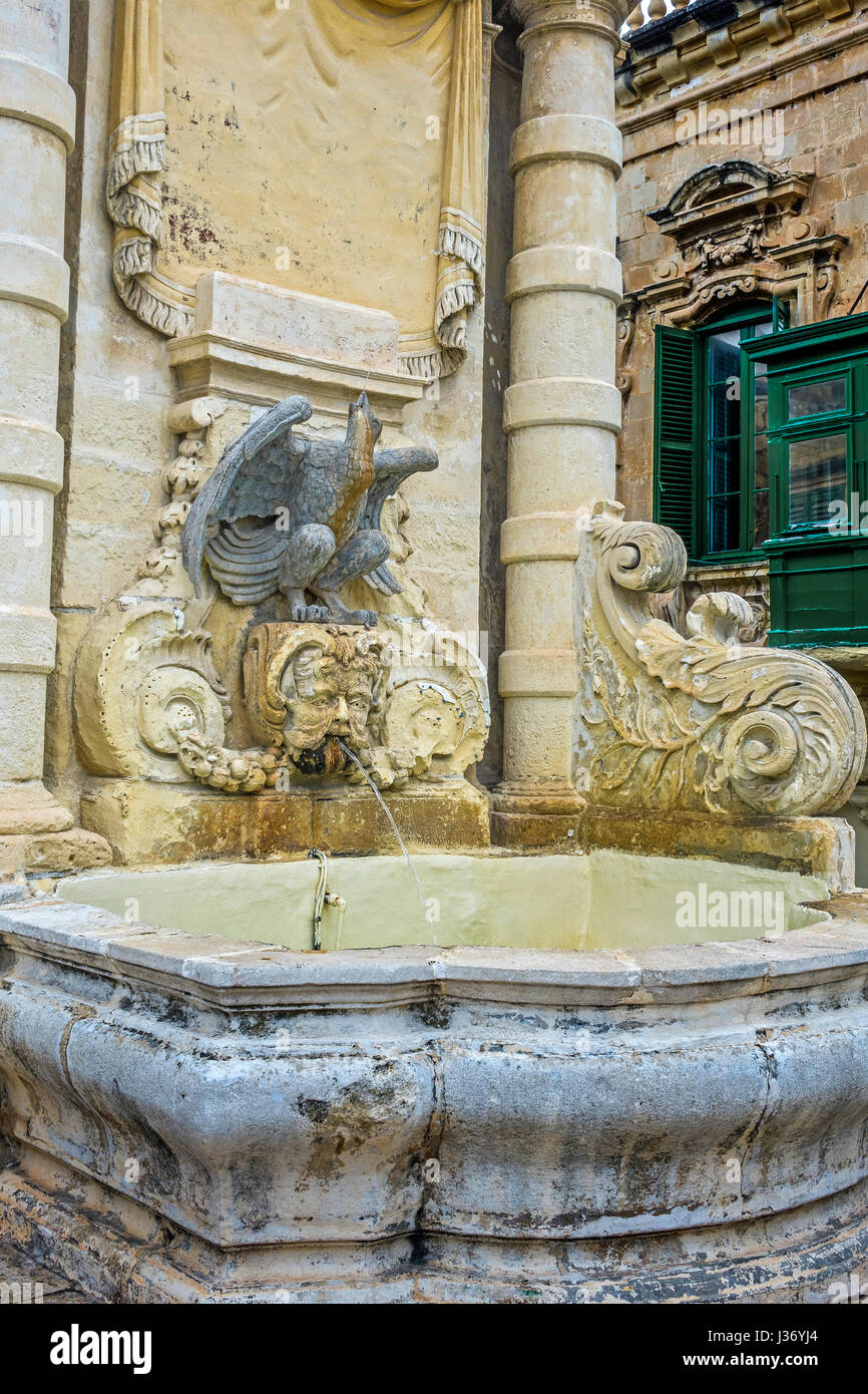 Fontaine ornementale, à St George's Square, La Valette, Malte Banque D'Images