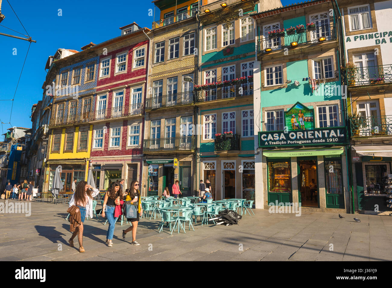 Rue Porto Portugal, vue en été des jeunes dans la Rua Campo dos Martires da Patria dans le centre de Porto, Portugal Banque D'Images