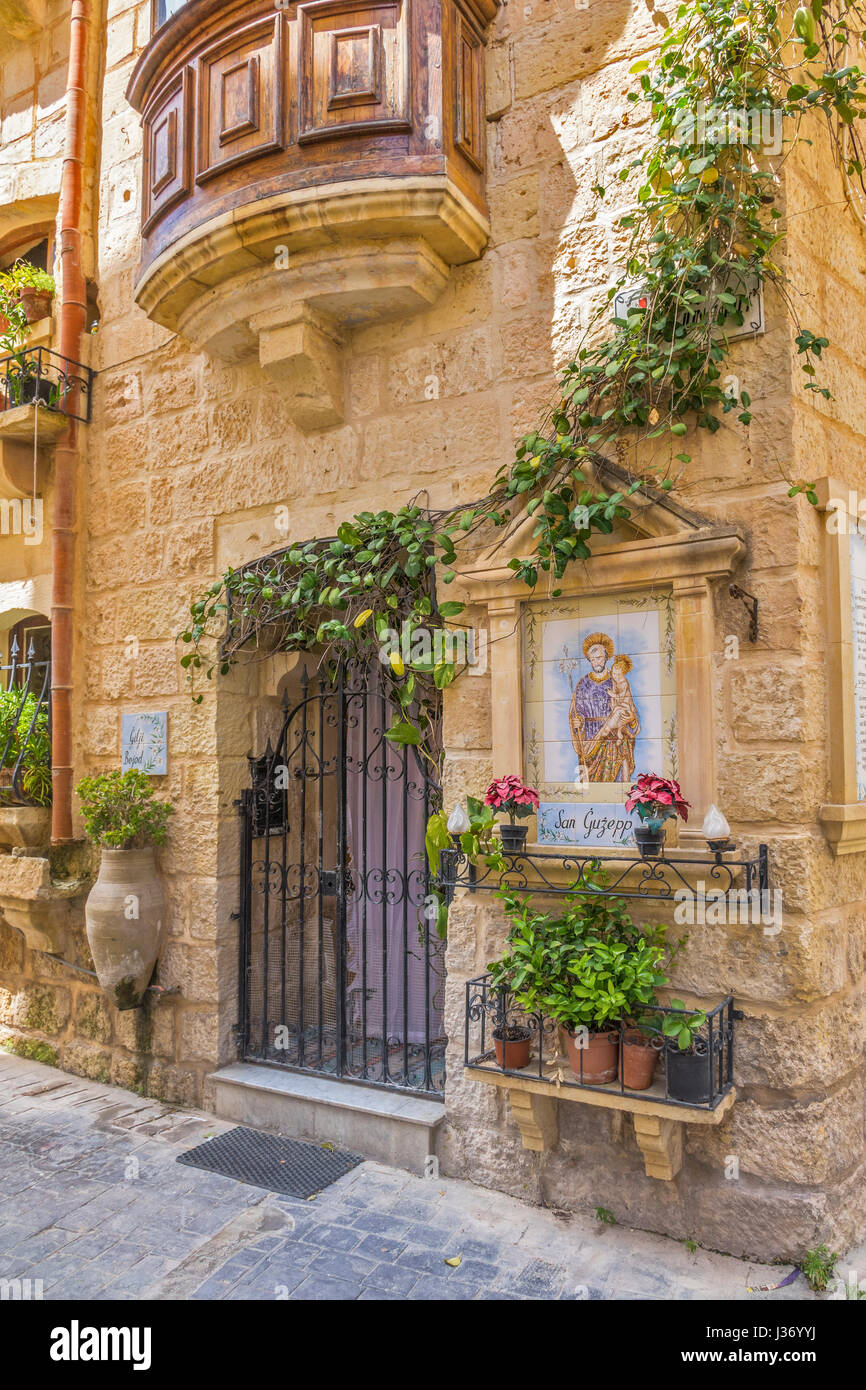 Maison traditionnelle maltaise avec balcon et Malte Rabat murale Banque D'Images
