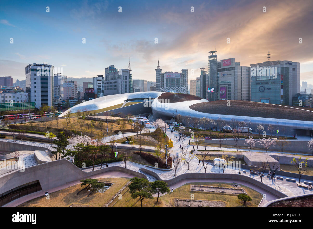 Séoul, Corée du Sud - Mars 29,2015 : Plaza, New Design Dongdaemun de Séoul pour le développement, conçu par Zaha Hadid. Photo prise le 29 mars 2015 à Séoul, de sorte Banque D'Images