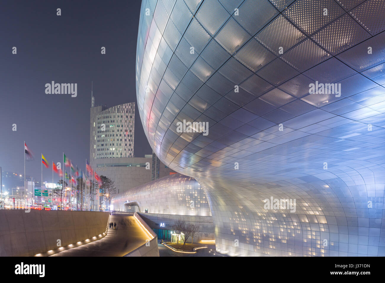 Séoul, Corée du Sud - Mars 29,2015 : Conception de Dongdaemun Plaza la nuit, nouveau développement à Séoul, conçu par Zaha Hadid. Photo prise le 29 mars 2015 en Banque D'Images
