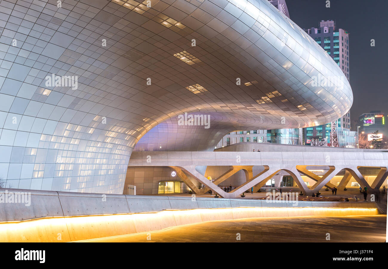 Séoul, Corée du Sud - Mars 29,2015 : Conception de Dongdaemun Plaza la nuit, nouveau développement à Séoul, conçu par Zaha Hadid. Photo prise le 29 mars 2015 en Banque D'Images