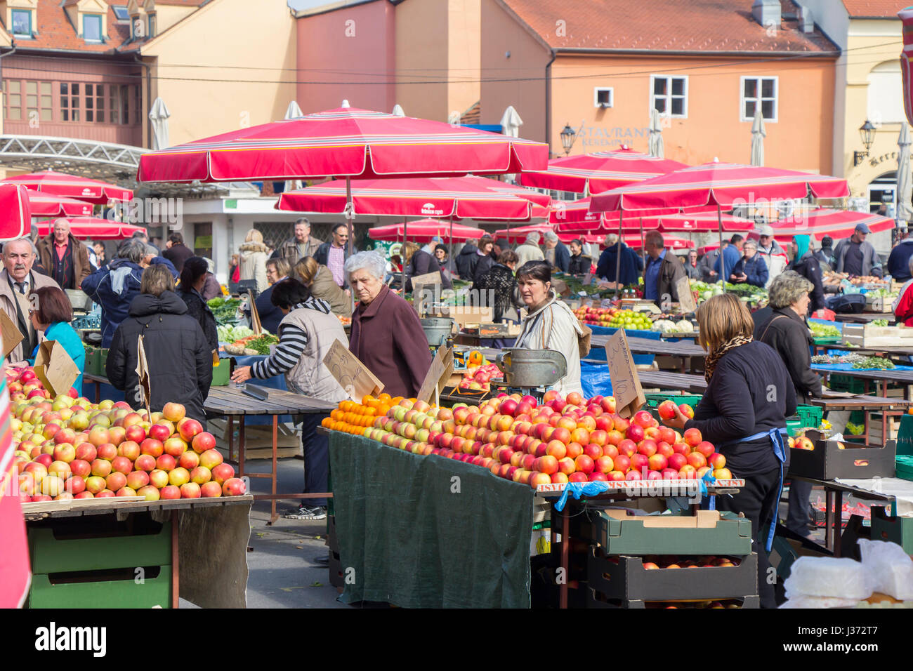 ZAGREB/Croatie-MARS 14 : marché Dolac à Zagreb. Il est le plus grand et le plus célèbre marché en plein centre de la ville. Banque D'Images