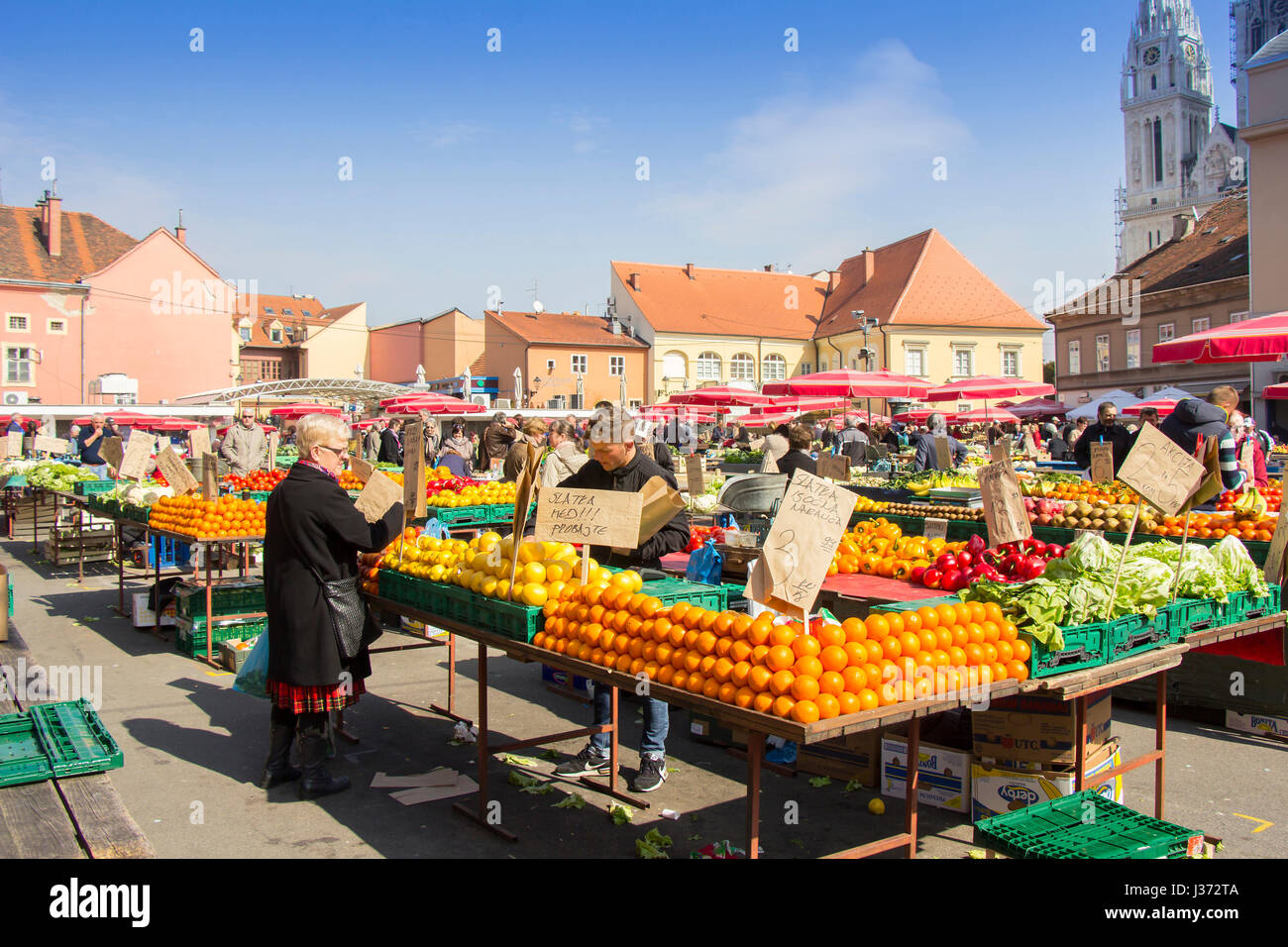 ZAGREB/Croatie-MARS 14 : marché Dolac à Zagreb. Il est le plus grand et le plus célèbre marché en plein centre de la ville. Banque D'Images