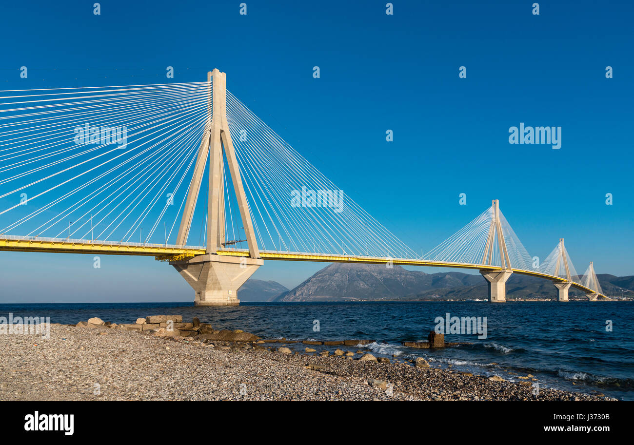 Le Rio - Antirrio bridge, près de Patras, reliant le Péloponnèse à la Grèce continentale à travers le golfe de Corinthe. Banque D'Images