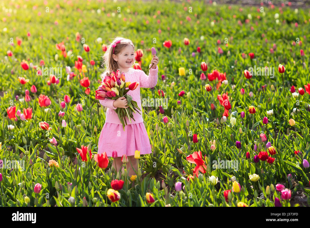 Enfant Dans Le Champ De Fleurs De Tulipe Petite Fille Douce