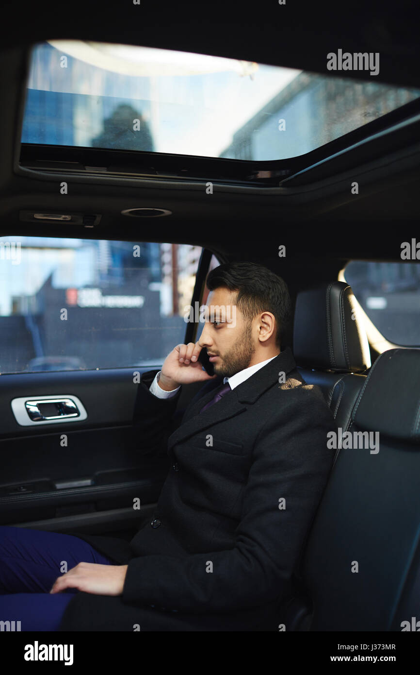 Bel homme dans une voiture de luxe Banque de photographies et d’images ...